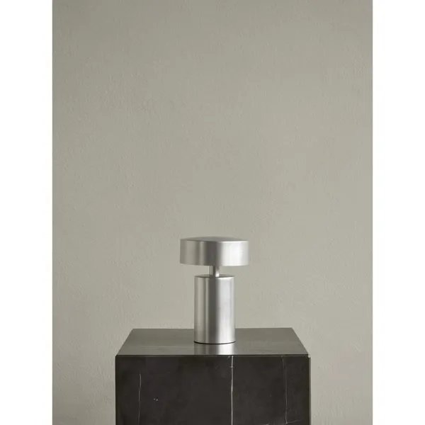 Audo Copenhagen Columna Portátil Aluminio – Lámpara de mesa — imagen 4