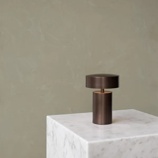 Audo Copenhagen Columna Portátil Bronce – Lámpara de mesa — imagen 4