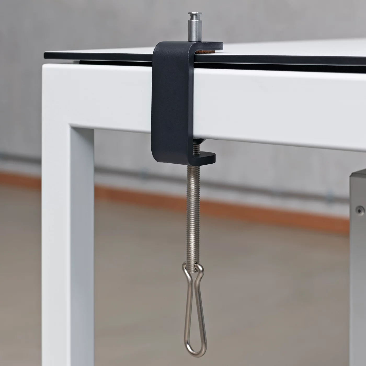Belux Lifto, con pinza para mesa cromo/negro – Lámpara de sobremesa led — imagen 8