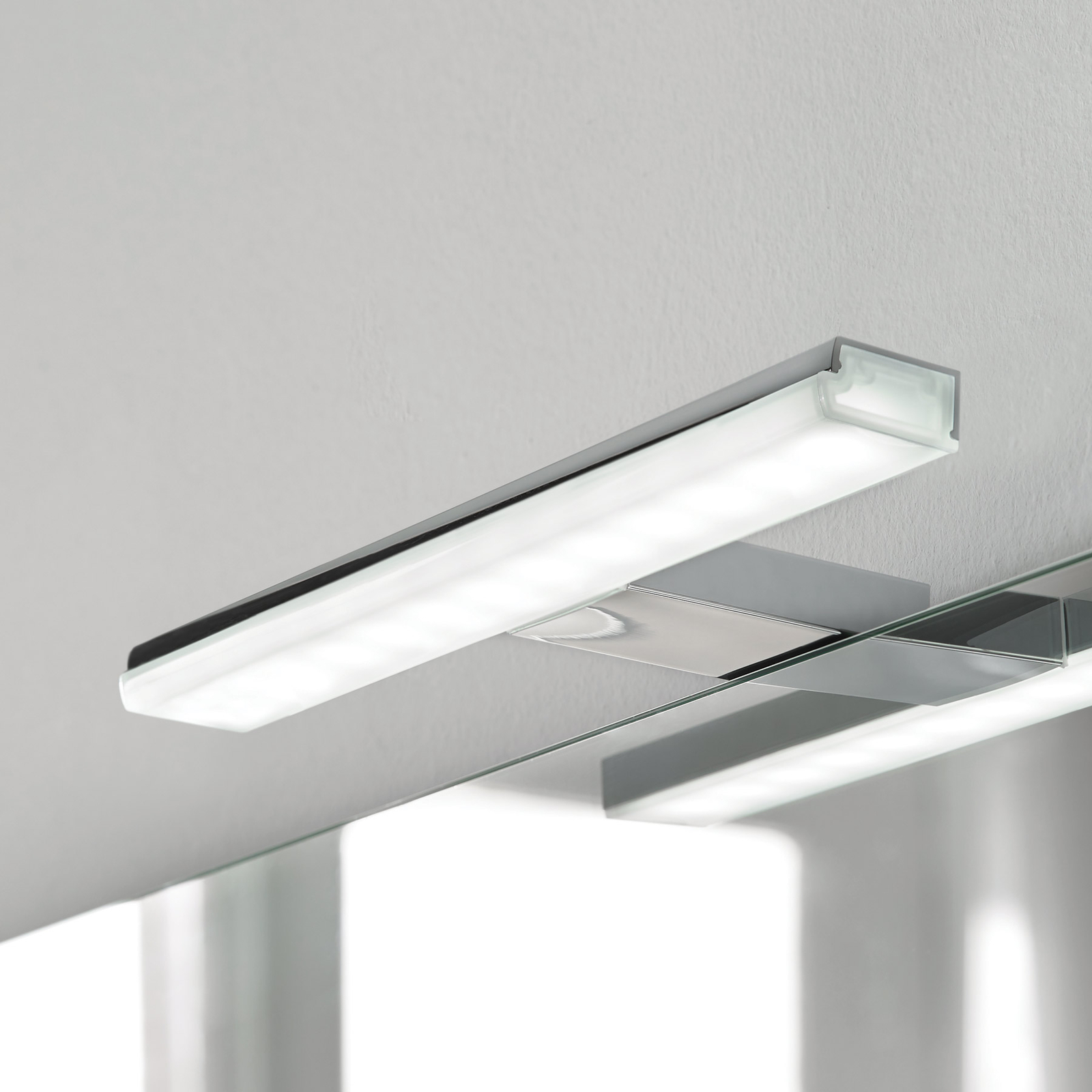 Lámpara de espejo LED Pandora, cromo