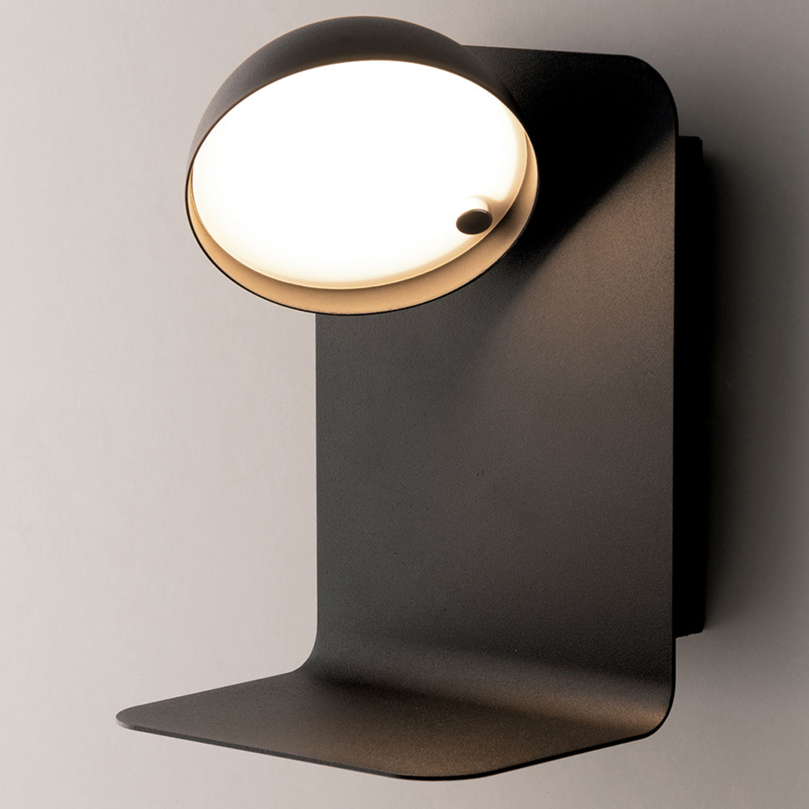 Boing Aplique de pared LED con puerto USB y estante