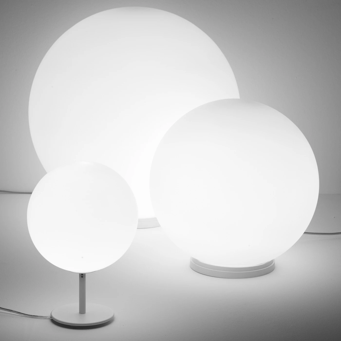 Fabbian Lumi Sfera, con pie – Lámpara de sobremesa — imagen 4