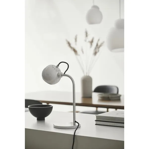 Frandsen Ball Individual Negro Mate – Lámpara de mesa — imagen 3