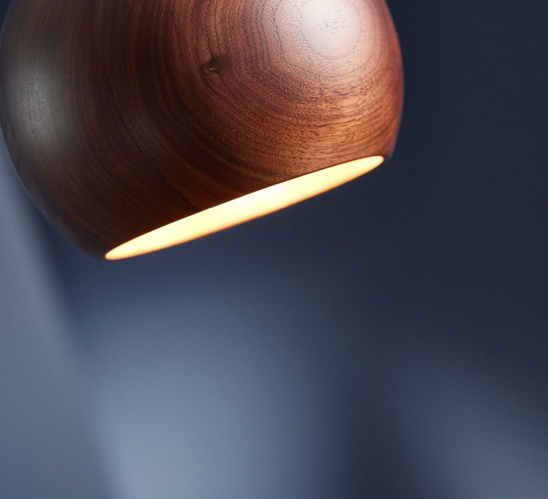 Frandsen Bola, madera de nogal, Ø12cm, H10cm – Lámpara colgante — imagen 6