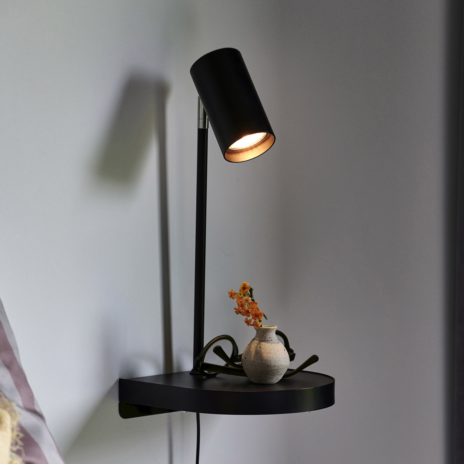 Nordlux Cody, con repisa y conexión Usb – Aplique de pared