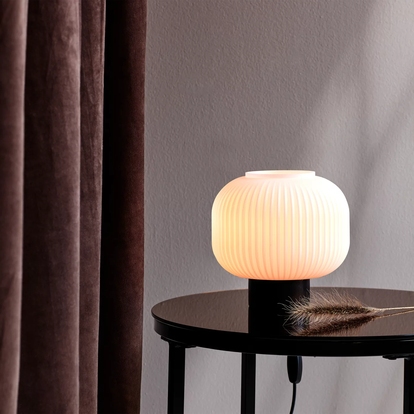Nordlux Milford, negro/vidrio opalino – Lámpara de sobremesa — imagen 4