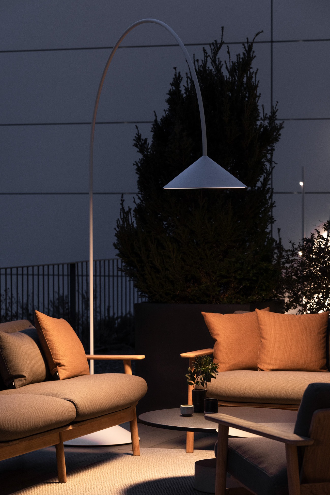 Vibia exterior Out 4275 – Lámpara de pie — imagen 5