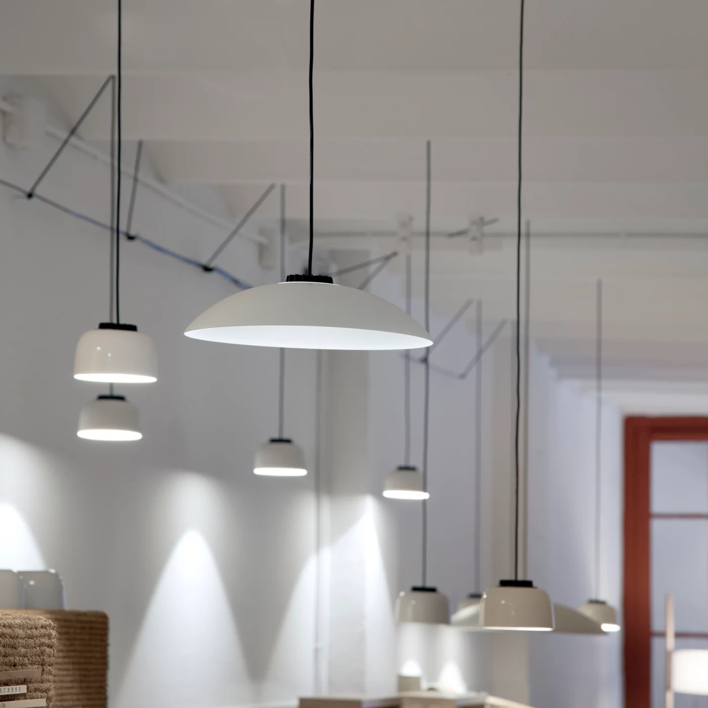 Santa & Cole Ceramic HeadHat – Lámpara de suspensión led — imagen 4