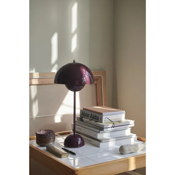 &Tradition Flowerpot VP3 Morado Oscuro – Lámpara de mesa — imagen 7