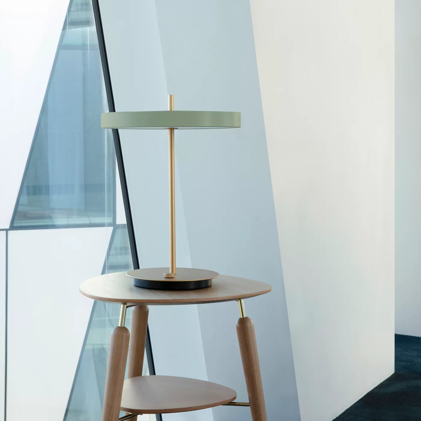 Umage Asteria, cabeza rojo rubí/base latón – Lámpara de sobremesa led — imagen 4